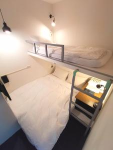 台北品格子旅店北车馆的小型客房配有2张双层床和1张床
