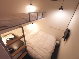 台北品格子旅店北车馆的小房间设有两张双层床和灯