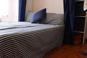 兰卡Luxury 4 bed apartment on coastal footpath at Cap Ras的床上有蓝色枕头