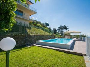 蒙蒂尼奥索Villa Delfina by Interhome的一座游泳池,位于一座建筑旁的院子内