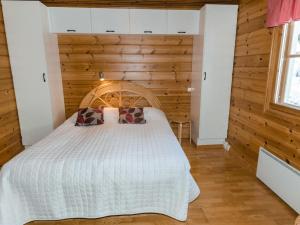 科林基拉Holiday Home Luppo-koli - laferte 1 by Interhome的一间卧室配有一张木墙床