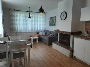 RaduilКъща за гости "Марковски"的客厅配有沙发和桌子