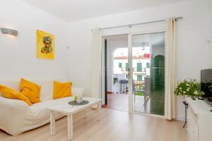 桑帕克Pregonda 13 Menorca的客厅配有白色的沙发和桌子