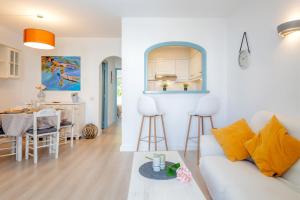 桑帕克Pregonda 13 Menorca的客厅配有沙发和桌子