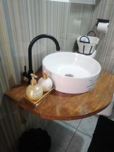 Pompeo and Luming's Inn的木桌上带水槽的浴室