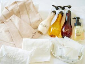 盛冈盛冈爱斯酒店的一组肥皂和纸袋