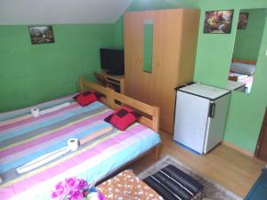 福查Apartman MILENA的小型客房配有床和小冰箱