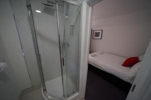 巴尔金TBH Hotel的带淋浴的小浴室,配有床