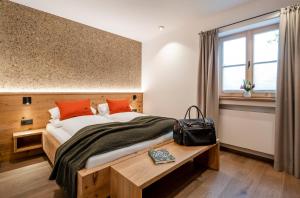 施利尔塞Alperie Ferienhaus的一间卧室设有一张大床和一个窗户。