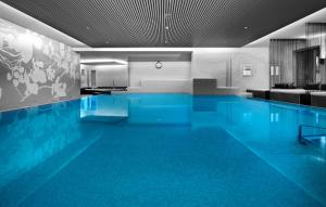 席尔瓦普拉纳Giardino Bed & Breakfast的大楼内一个蓝色的大型游泳池