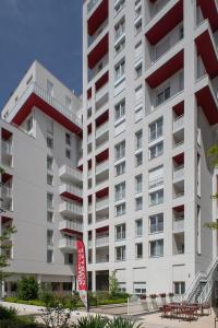 马赛DOMITYS LA BADIANE的前面有红色标志的大型白色建筑
