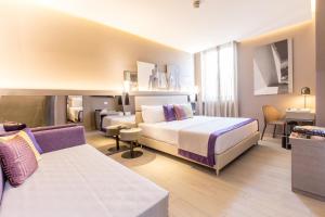 罗马奥拉齐奥皇宫酒店的酒店客房,设有两张床和一张沙发