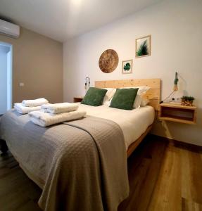 加的斯Apartamento Cadiz Centro Fabio Rufino的一间卧室配有一张大床和毛巾