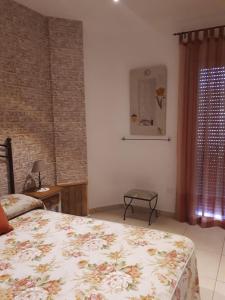 鲁伊德拉厄尔里欧乡村度假屋的一间卧室配有一张床、一张桌子和一个窗户。