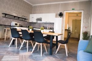 布拉格Onefam Old Town的厨房以及带桌椅的用餐室。