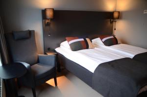 波多Zefyr Hotel的酒店客房,配有两张床和椅子