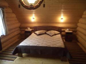 瓦特拉摩尔多维采乡皮亚特拉伦库鲁山林小屋的木制客房内的一间卧室,配有一张床