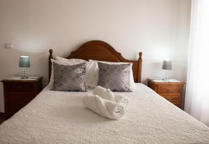 科英布拉Gouveia Residence的一间卧室配有一张床,上面有两条毛巾
