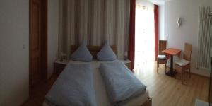 塞埃巴克鲍尔勒霍夫旅馆的一间卧室配有一张带蓝色床单的大床