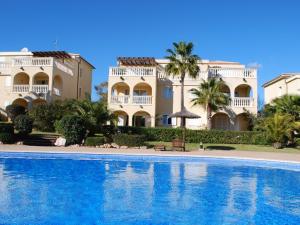 马纳科尔Apartment En Capillo的一座大房子和一个位于大楼前的游泳池
