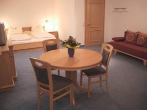 塞埃巴克鲍尔勒霍夫旅馆的客厅配有桌椅和1张床