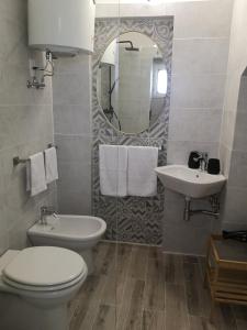 圣凯撒利亚温泉Appartamenti a Santa Cesarea Terme的一间带卫生间、水槽和镜子的浴室