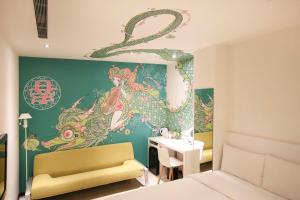 台北新驿旅店西门捷运店的卧室设有一堵带龙壁画的墙壁
