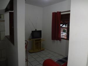 萨尔瓦多蓝海公寓的一间配有电视的桌子和窗户的房间