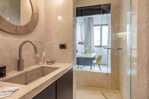 米兰米兰皇家套房中心大教堂公寓的一间带水槽和淋浴的浴室