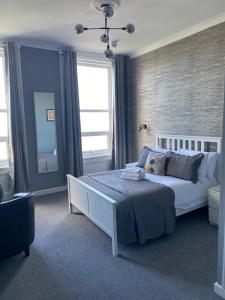 海斯廷斯任思登酒店的卧室设有白色的床和大窗户