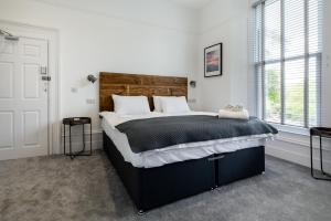 法尔茅斯Park View的一间卧室设有一张大床和一个窗户。
