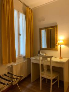 威尼斯AL CAMPANIEL BED AND BREAKFAST的客房设有带镜子和椅子的书桌