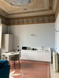 卡斯泰尔菲达尔多ROSSO DI SERA的厨房配有白色橱柜和桌子