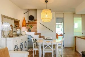 滨海托萨LETS HOLIDAYS Luxury house in cala llevado 2的厨房以及带桌子和楼梯的用餐室。