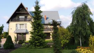 SikorzynoZielone Tarasy na Kaszubach的前面有树木的房子