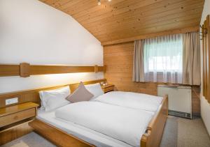 阿尔滕马克特蓬高Appartements Klausner的卧室配有一张大白色床和窗户