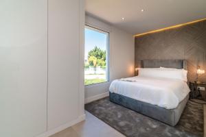 马贝拉Exclusive House located in Prime location的一间卧室设有一张大床和一个大窗户