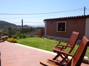 坎加斯德穆拉索casa rústica Cabo Home的两把木凳坐在庭院的庭院里