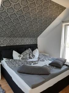施托尔贝格山林小屋; 冯布里克度假公寓的一间卧室设有一张大床和墙壁