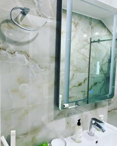 Fushë-ArrëzHotel Demokracia的浴室设有水槽、镜子和水槽