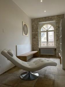 诺切劳恩布拉Residenza San Filippo的客厅配有椅子和窗户