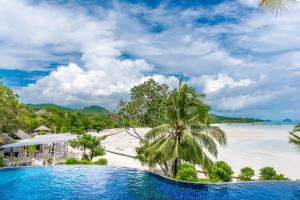 瑶亚岛Koh Yao Yai Village的享有海滩和度假村的空中景致