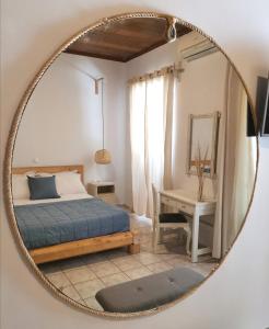 加拉希德松Seamore Pension的一间卧室配有一张床和一张带镜子的桌子
