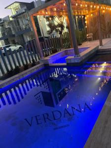 圣弗朗西斯科德马科里斯Verdana SFM A2的夜晚的游泳池,灯光蓝色