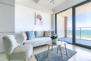 达洛科Natural Apartamenty的客厅配有沙发和桌子