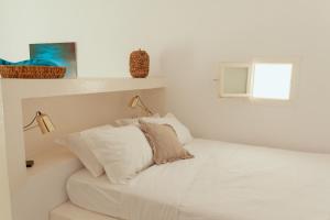 帕罗奇亚Rooftop House in the old town of Parikia - Paros的白色的卧室设有床和窗户