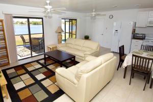 夏洛特港利尔西斯湖畔度假屋的客厅配有沙发和桌子