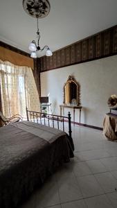 卡斯特拉玛雷帝斯达比亚Anema & Core的卧室配有一张床,墙上设有镜子