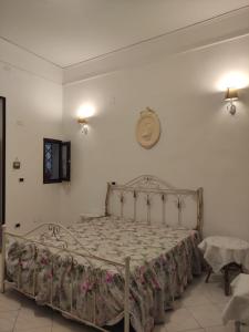 卡斯特拉玛雷帝斯达比亚Anema & Core的一间白色客房内的床铺卧室