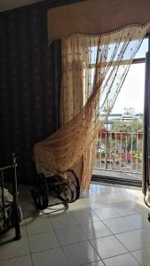 卡斯特拉玛雷帝斯达比亚Anema & Core的带窗户的客房内的吊床